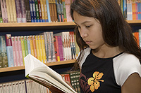 lesendes Mädchen in einer Bücherei